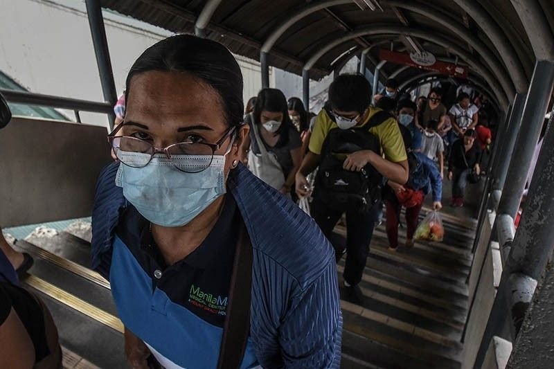 edsa-mrt-lrt-connecting-bridge-healthworker-mask2020-03-1914-25-34_2022-01-18_16-08-47.jpg