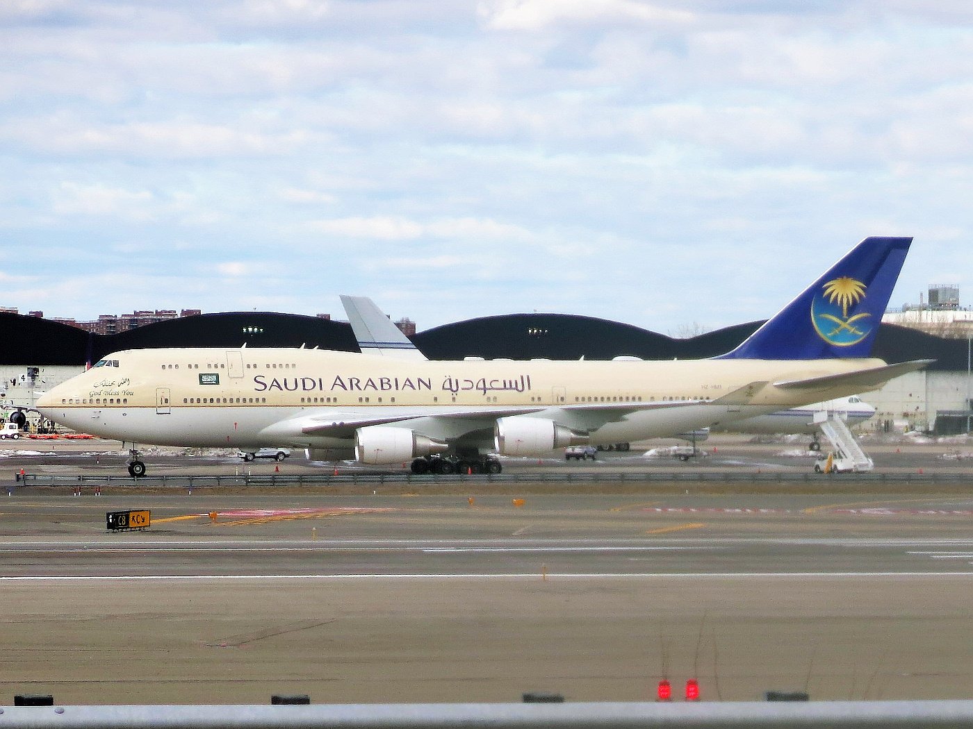 Saudi_Arabian_Government_Boeing_747-468_HZ-HM1_at_JFK_Airport.jpg