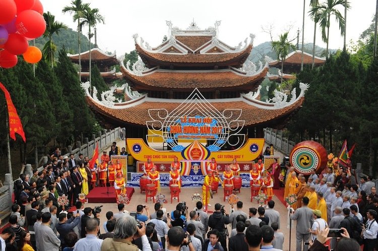 huong-pagoda-festival.jpg.7e5a62c5a62ffe792b5be96be41665c2.jpg