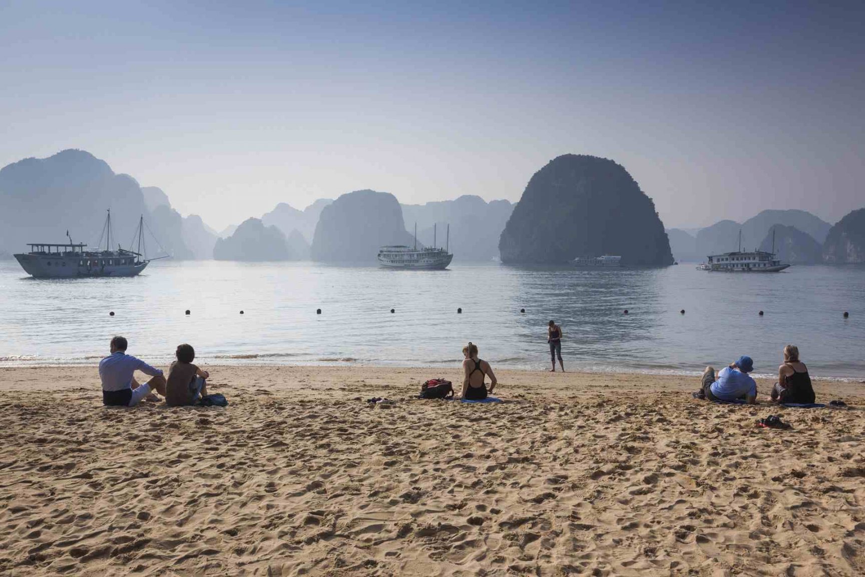 titop_halong-5c90a237c9e77c0001eb1cb9.thumb.jpg.dd293cbfc3266bdd21c685254195333c.jpg