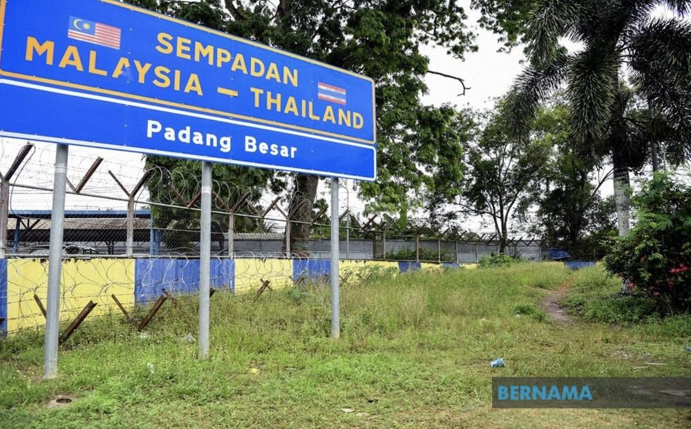 bernama_malaysia_thai_border_sign_fence_generic_20220214.jpg