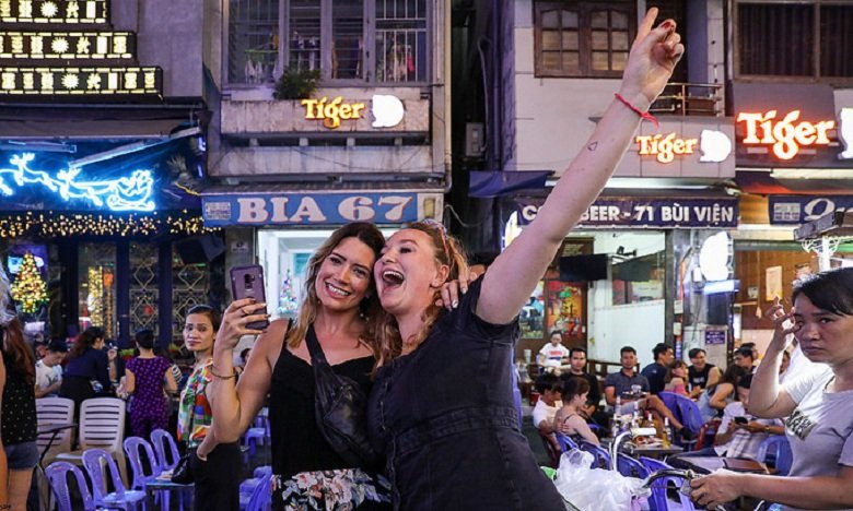 tourists1634892776774716348823-2873-8824-1647397169_680x408.jpg
