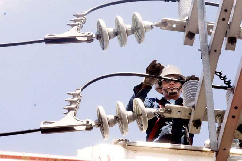 1-lineman-blackout-power_2019-04-13_00-26-25.jpg
