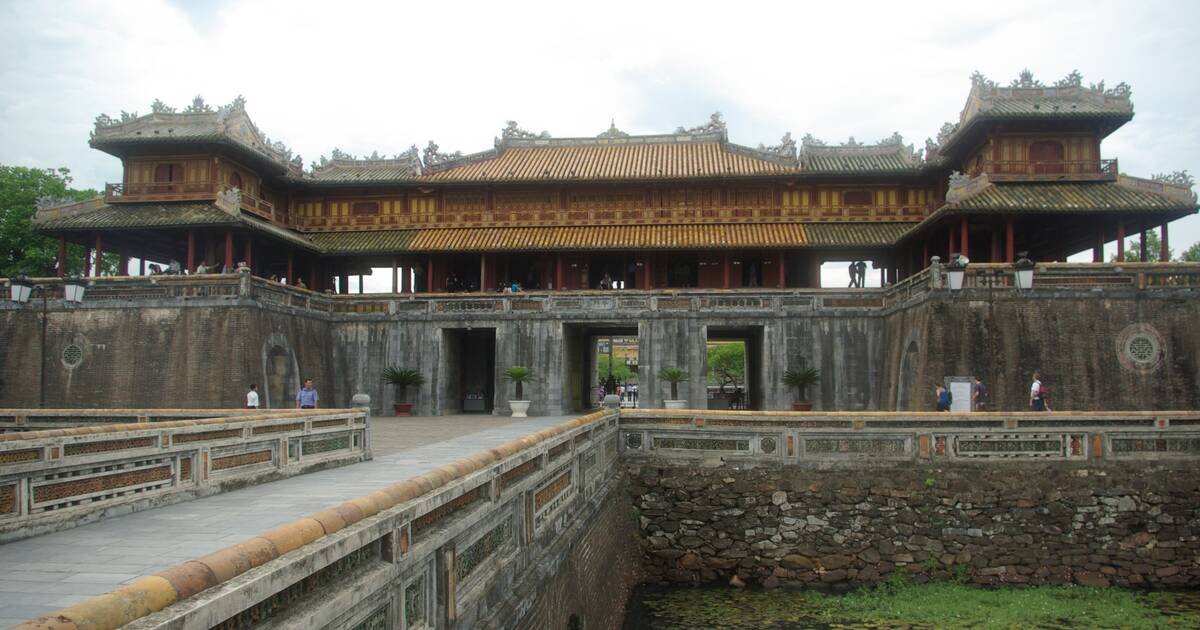 931652078_HueMonuments.jpg.0da1b8c016413d372c46f73e2b6866cb.jpg