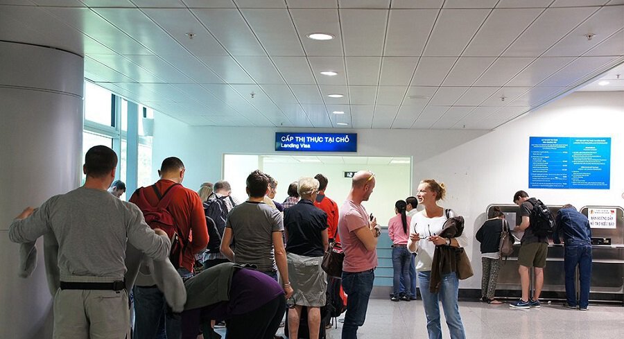 landing-visa-voa-counter-ho-chi-minh-airport.jpg.77afe072c2f7f7e920b5b6c0944ec435.jpg