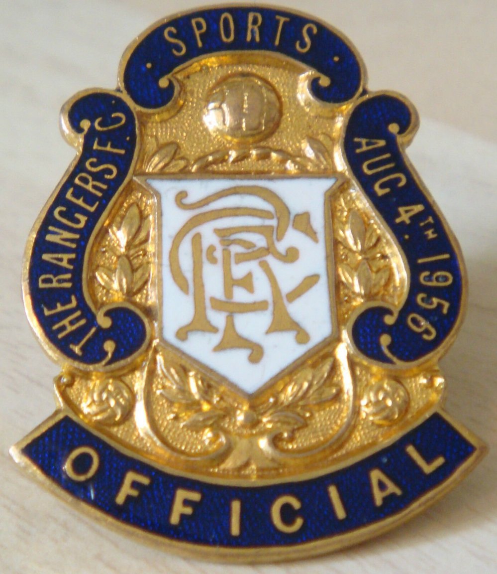 RANGERS FC Very rare OFFICIAL SPORTS CLUB Badge 04-08-1956 Maker VAUGHTONS B'ham.jpg