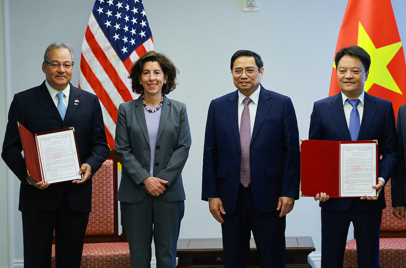Photo-MOU-AES-PV-Gas-1437-1652499122.png