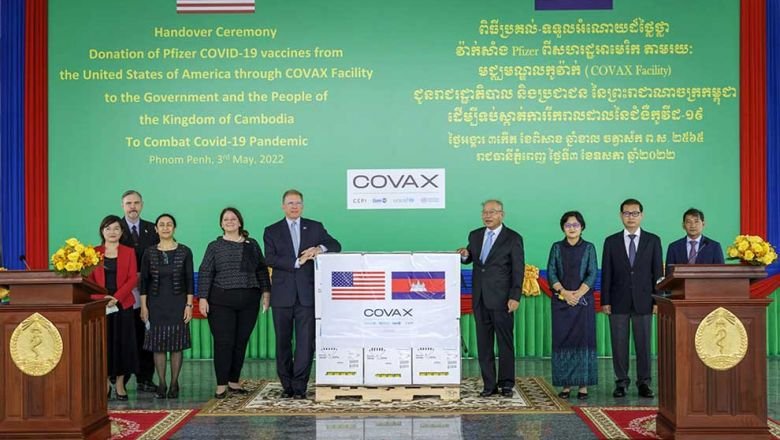 health_minister_mam_bun_heng_receives_a_donation_of_pfizer_vaccines_from_us_ambassador_w_patrick_murphy_on_tuesday._unicef.jpg.e44f478c51a69e84b2d17df7f1d1756c.jpg