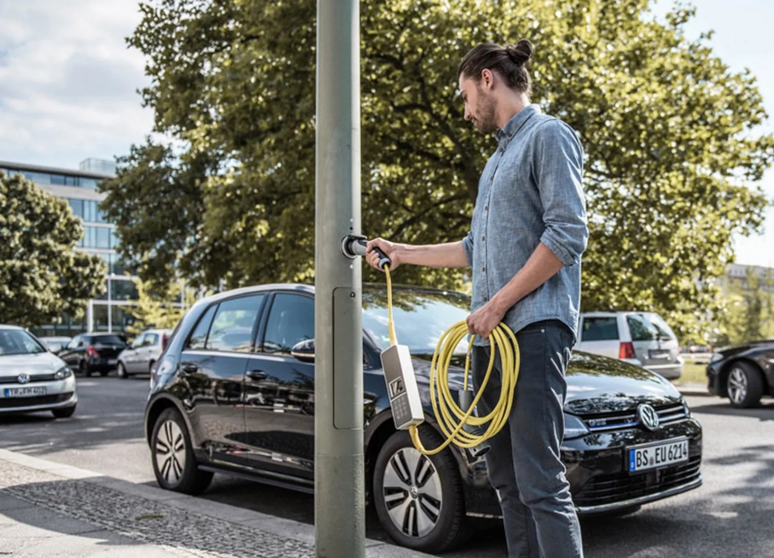 1016813806_Streetcharging.thumb.jpg.9ff6aef09d2527d28719c5b74fc313bd.jpg