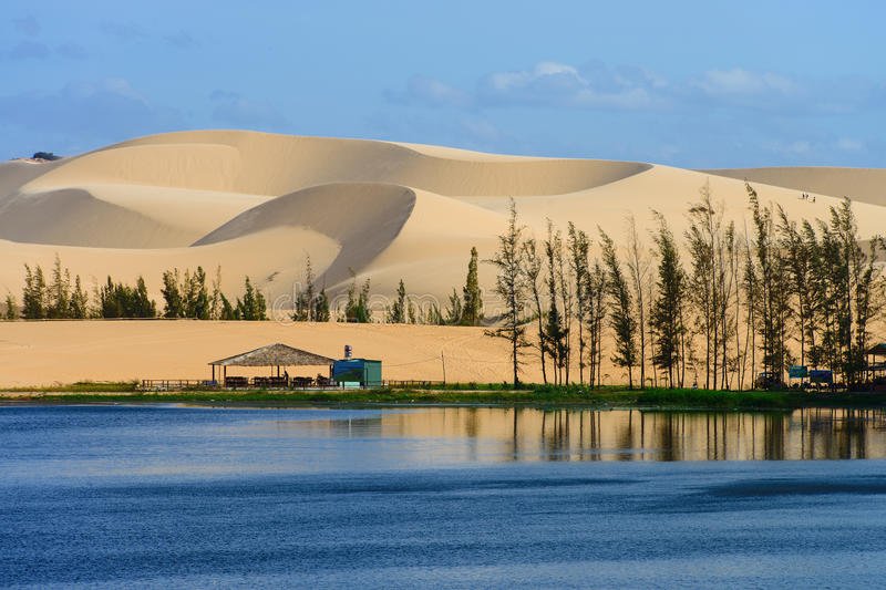 white-sand-dune-mui-ne-vietnam-29827982.jpg.66ee775406df07515039963cf2980ba3.jpg
