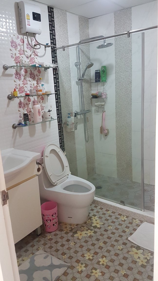20220720_115346 bathroom.jpg
