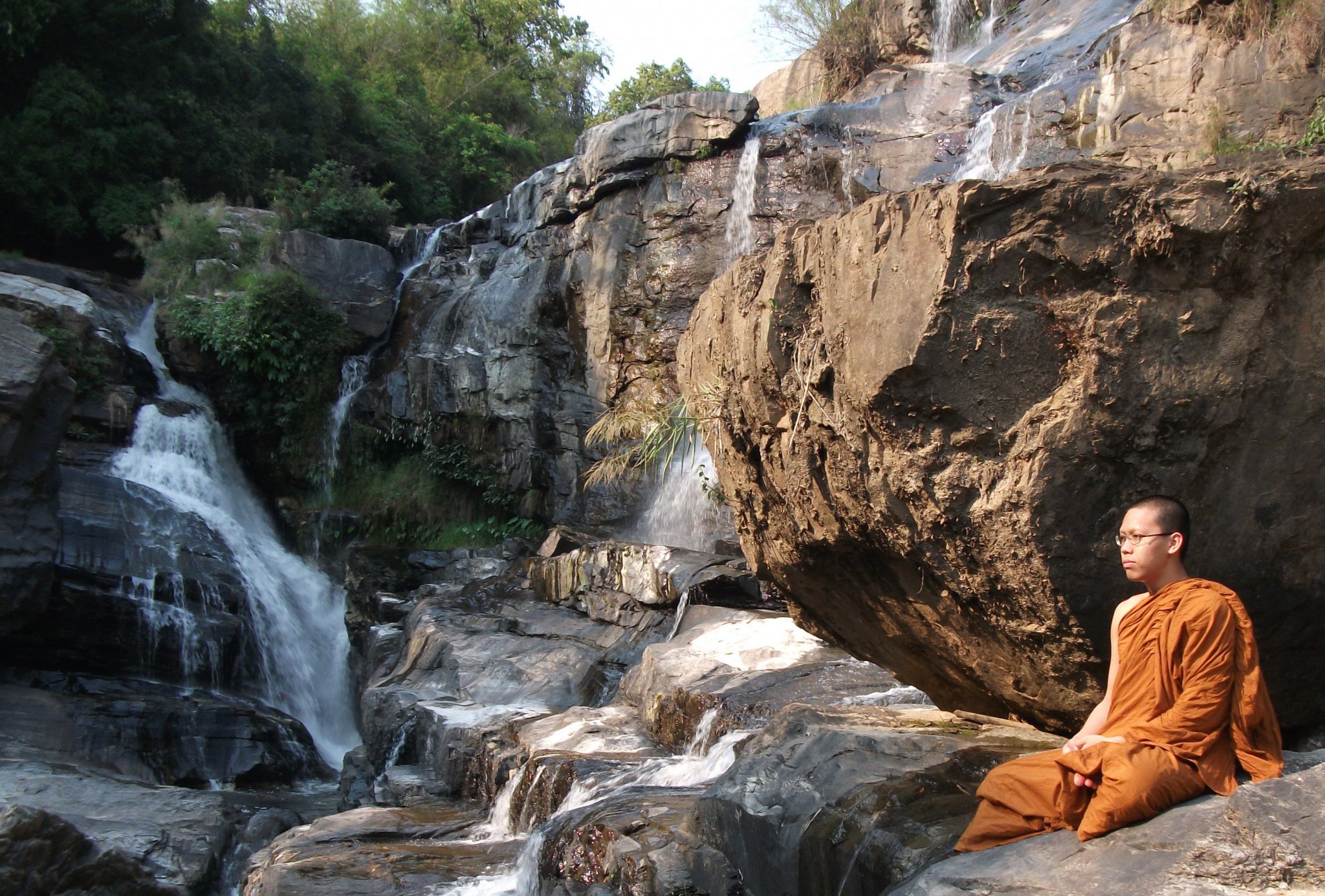 Buddhist_monk_in_Mae_Klang_Waterfall.jpg