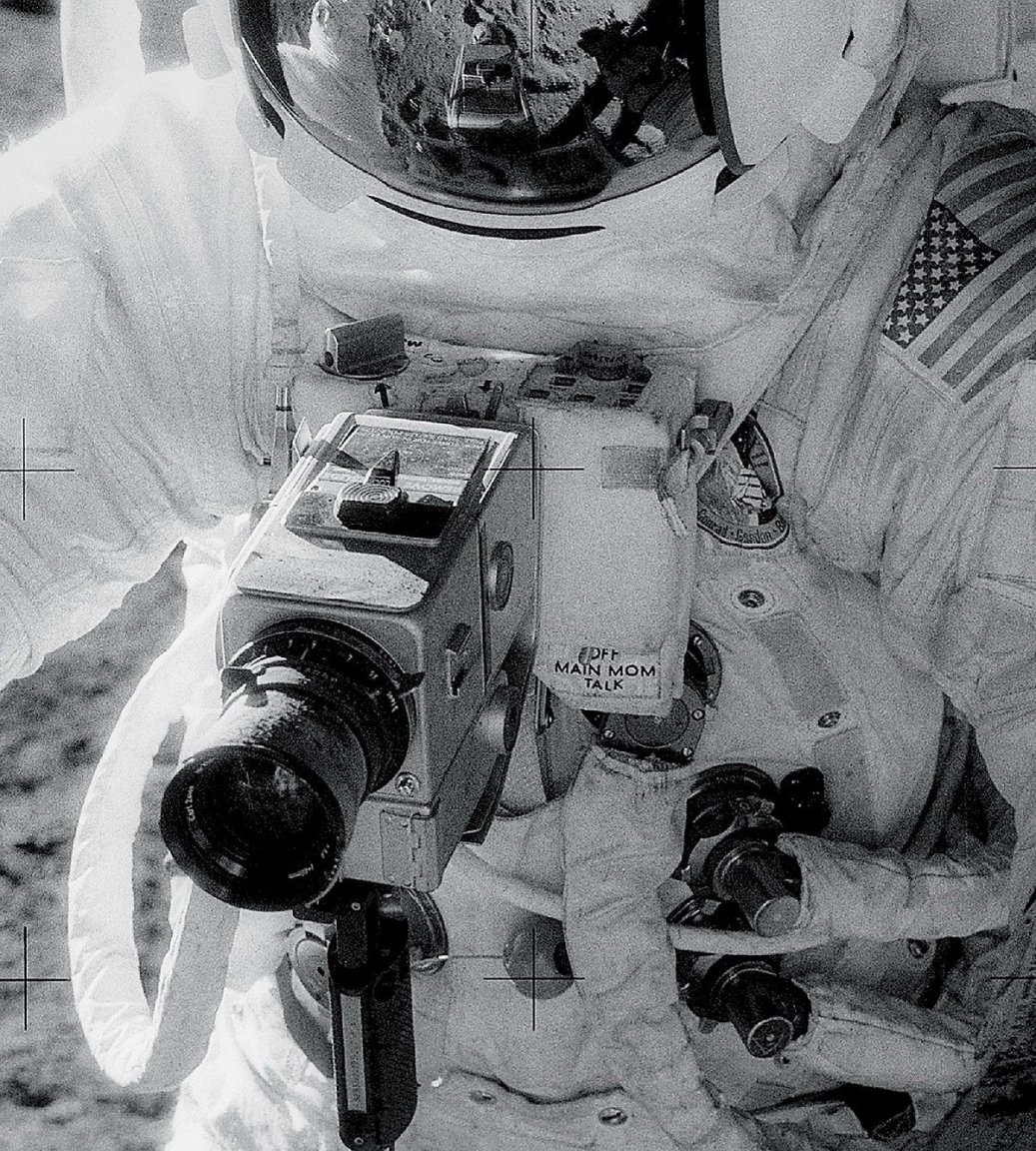 Hasselblad_camera_of_Alan_Bean_(Apollo_12)_on_moon.jpg