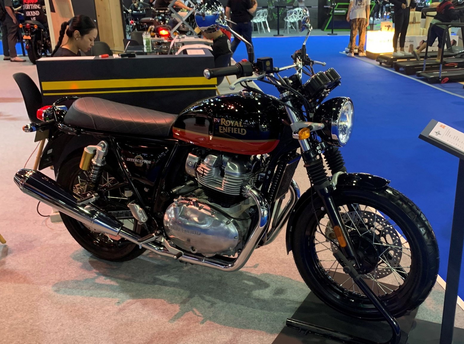 1670725151_RoyalEnfield.thumb.jpg.31e530da71cac4ea46efeef74d3c4d1e.jpg