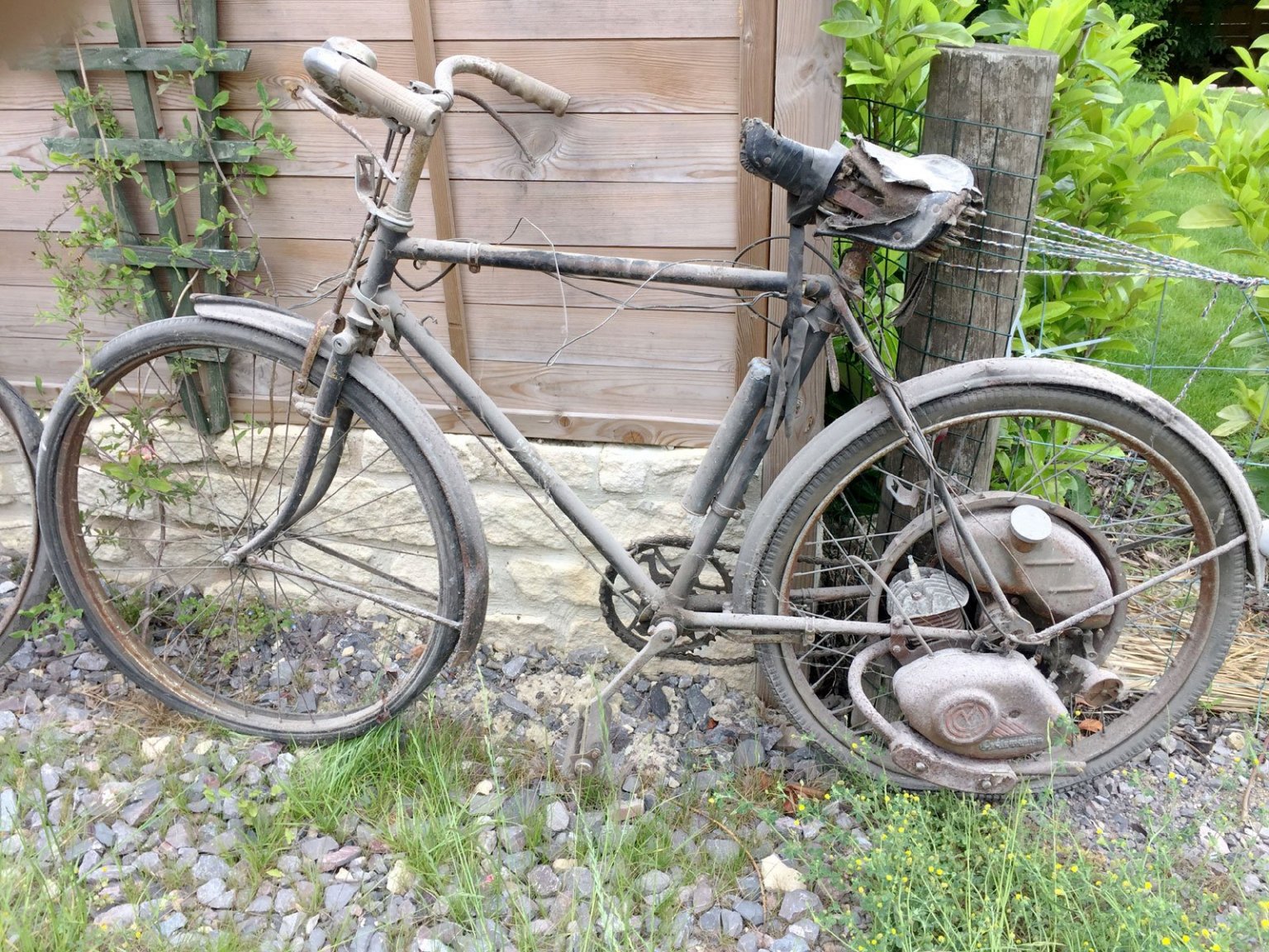 Raliegh Cyclemaster 1950s.jpg
