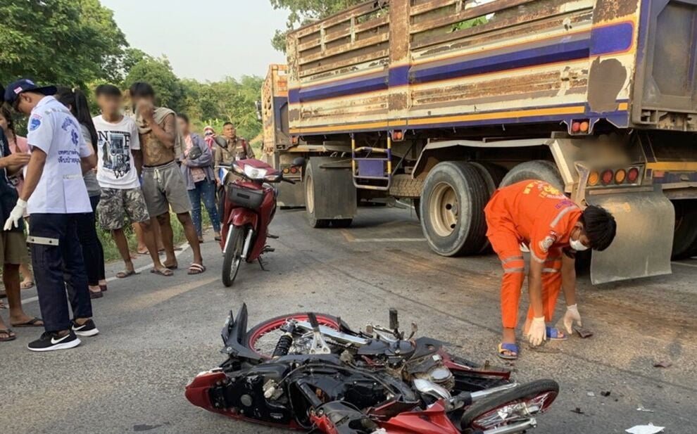 Young motorcyclist fatally crashes into 18-wheeler in northeast ...