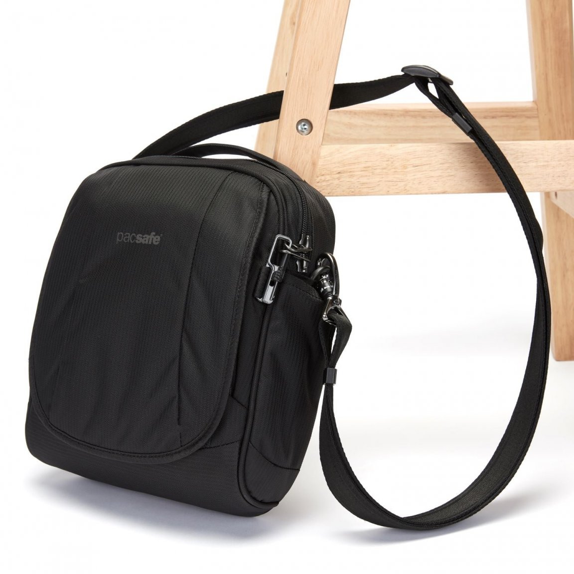 MetrosafeLS_200ECONYL_40116138_Black_7_2aa85218-c10f-474d-a152-94e656204c63_2000x.jpg