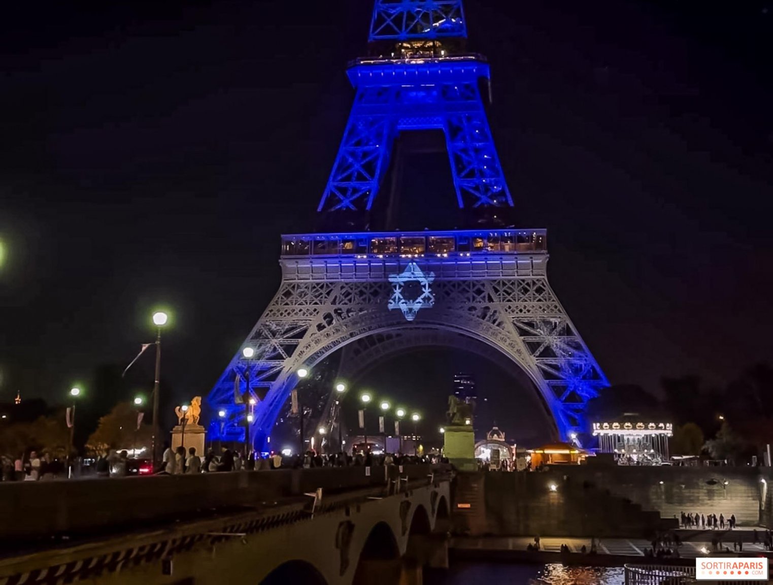 963029-la-tour-eiffel-illuminee-aux-couleurs-d-israel-en-soutien-aux-victimes.jpeg