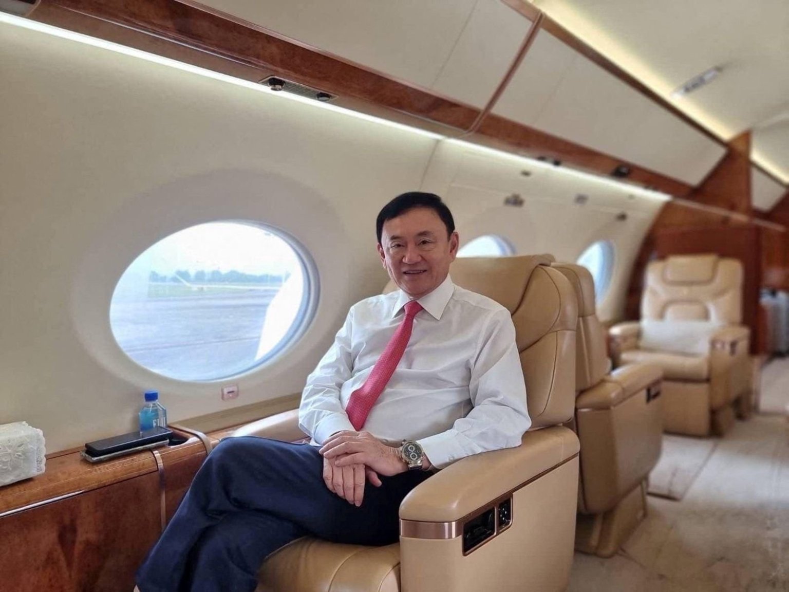 230822103104-thaksin-shinawatra-plane-0822 (2).jpg