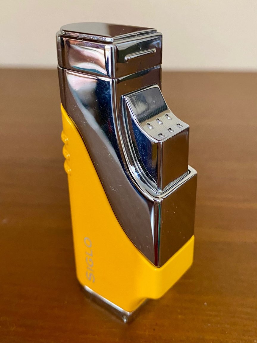 Siglo yellow lighter 1.jpg