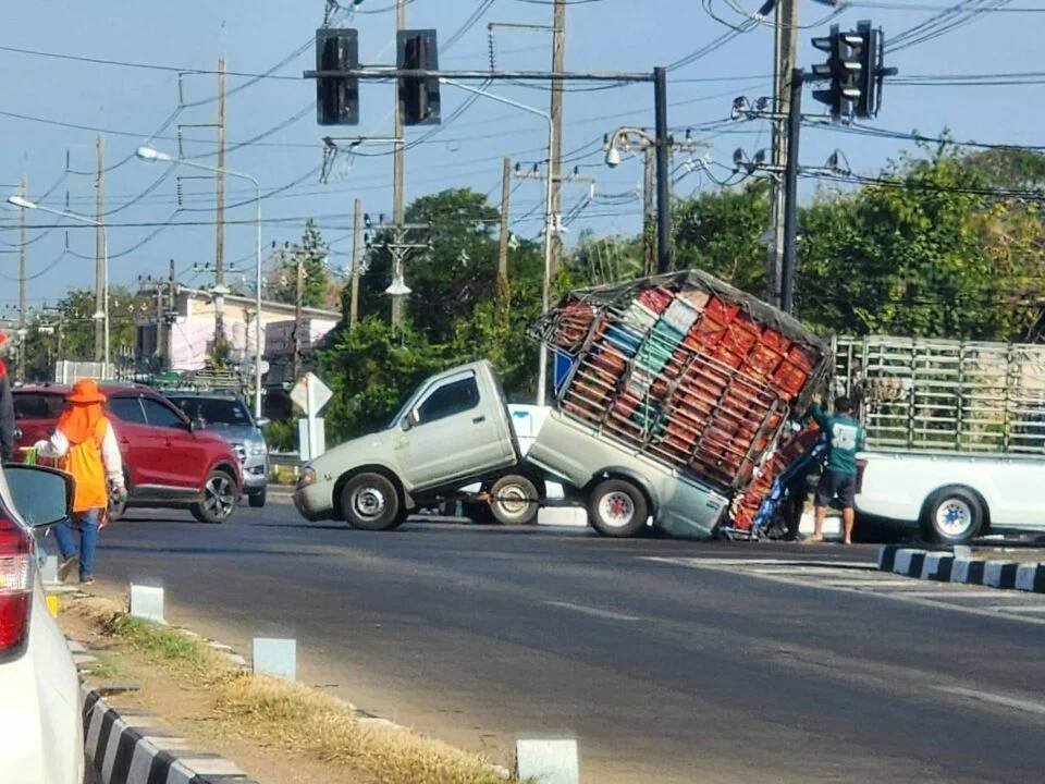 Cebu Porn Pickup - Pickup Truck Splits in Half Due to Overload - Isaan News - Thailand News,  Travel & Forum - ASEAN NOW