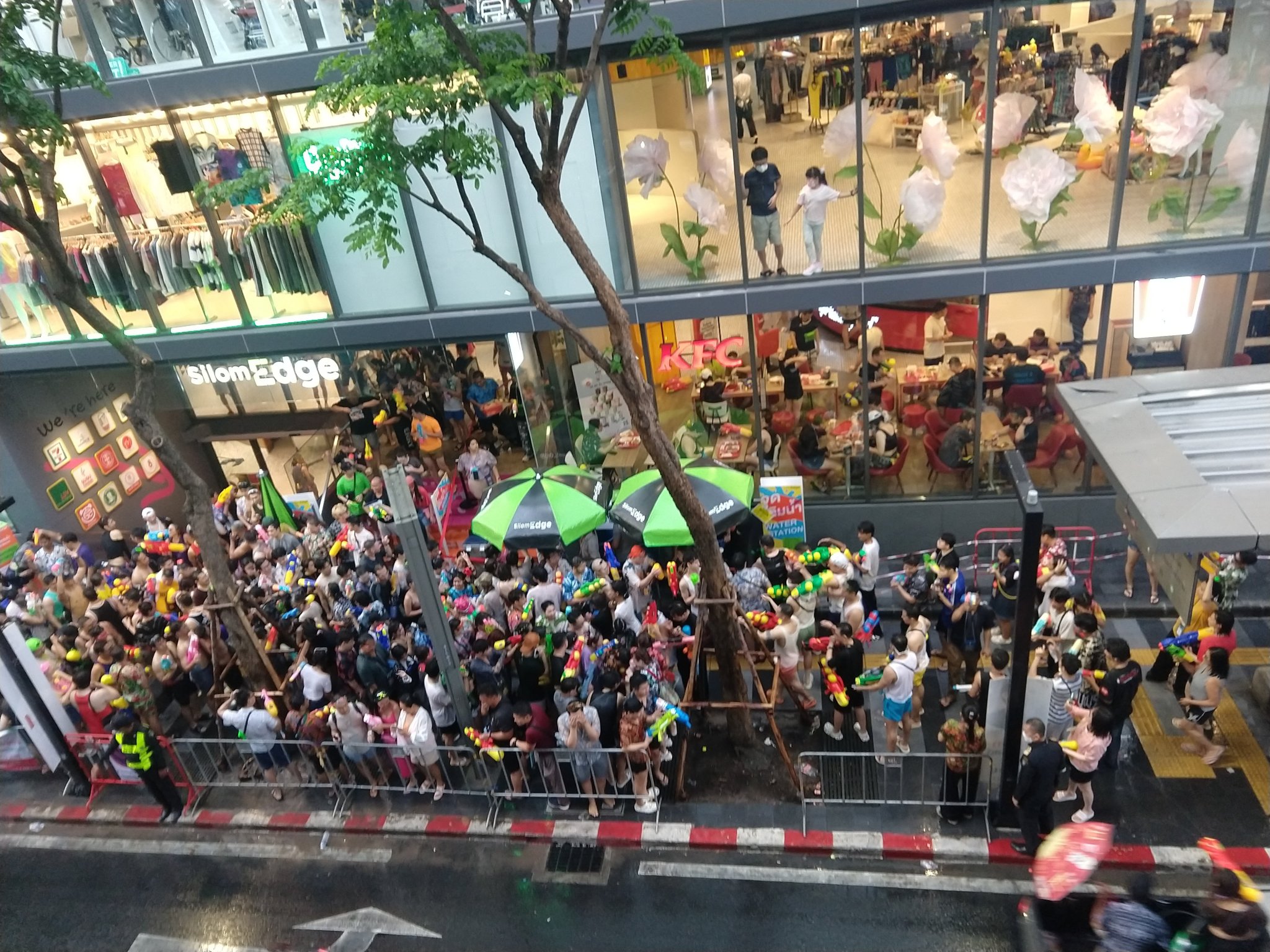 SilomSongkran.thumb.jpg.bf10f46d5ae26081e9fc837f48818ab6.jpg