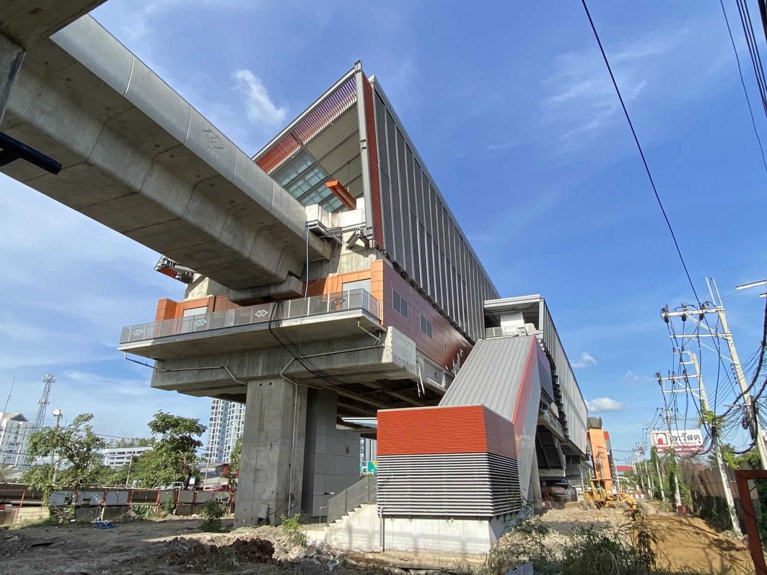 Min_Buri_Station_(Orange_line).jpg