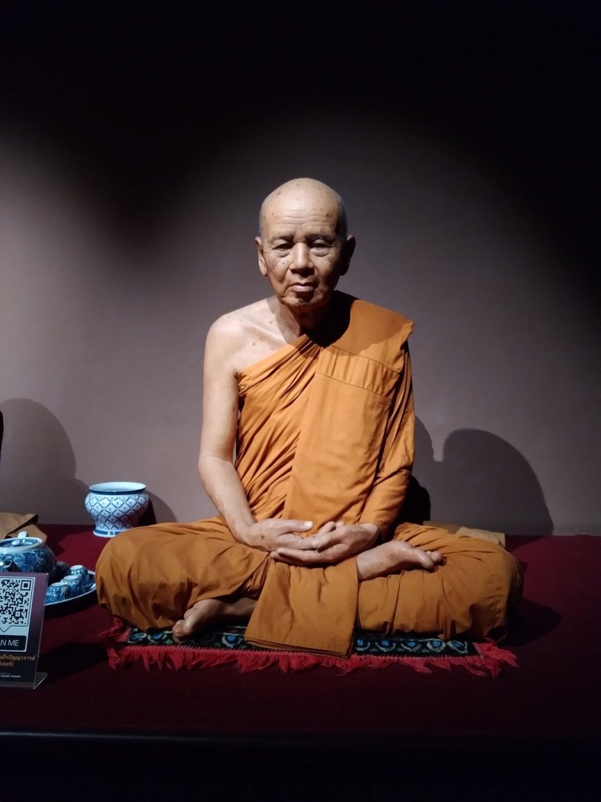 Statue_of_Luang_Pu_Thet_Desaransi,_Thai_Human_Imagery_Museum.jpg