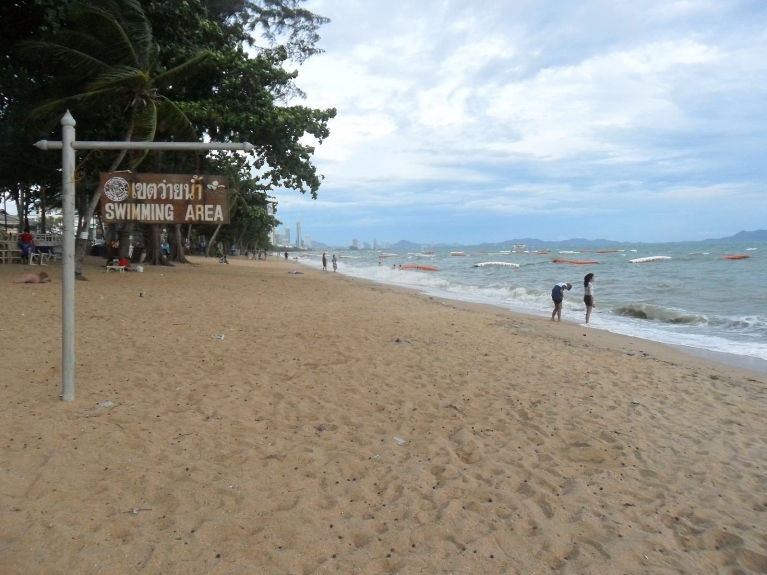 1600px-Jomtien_Beach,_Pattaya.JPG