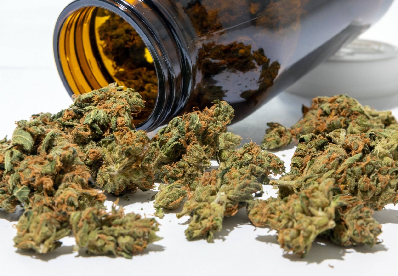 Medizinisches-Cannabis-aus-der-Apotheke-mit-Glas--59922.jpeg