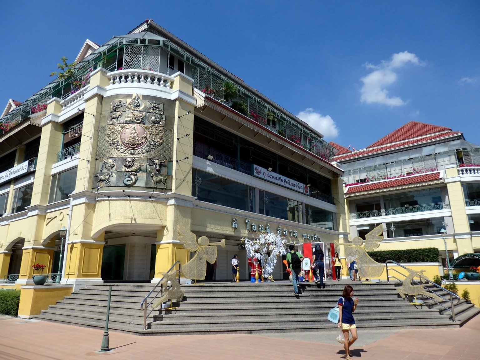Wang_Burapha_Phirom,_Phra_Nakhon,_Bangkok,_Thailand_-_panoramio_(28).jpg