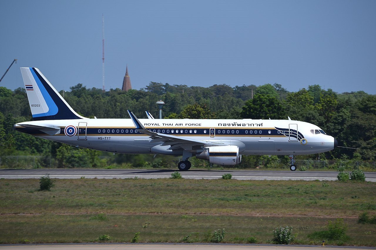 Airbus_A320(SL)_of_the_Royal_Thai_Air_Force_performing_a_touch_&_go_on_rwy.03_at_Khon_Kaen.jpg