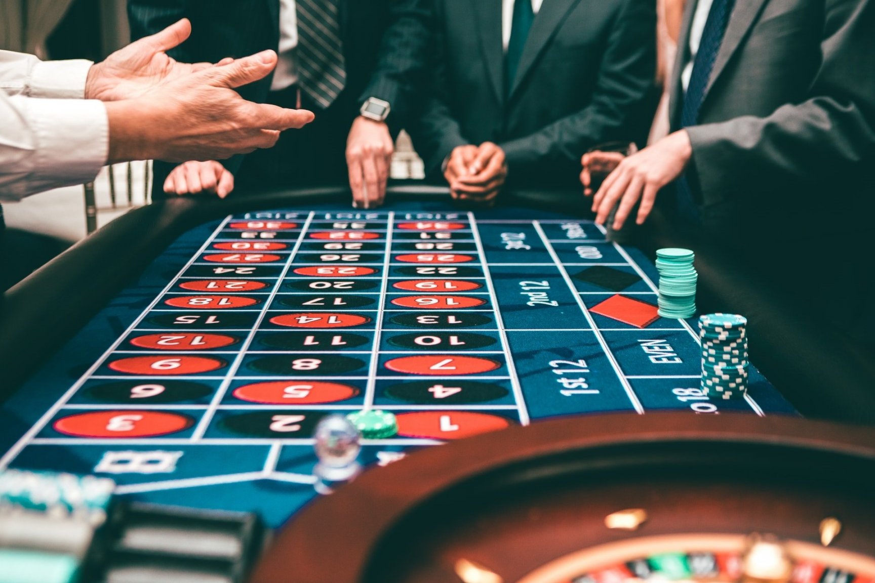 people-playing-poker-3279695.jpg