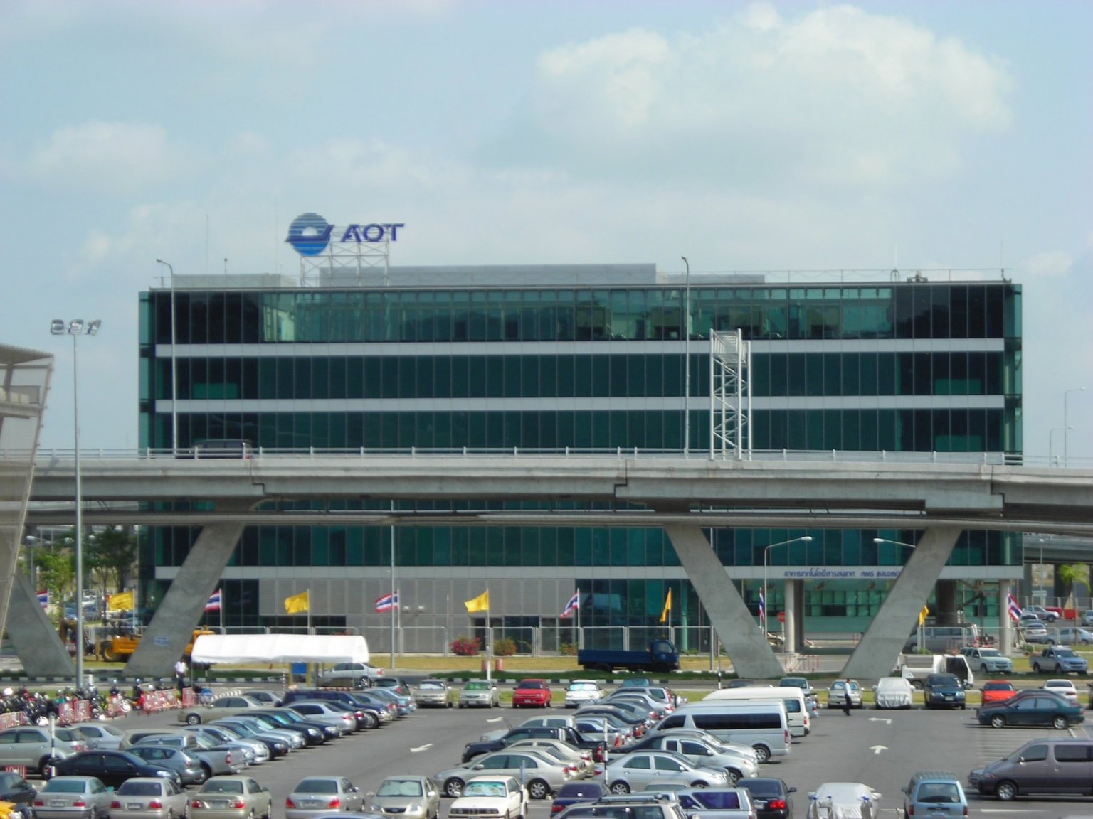 AOT_administration_building_at_Suvarnabhumi_Airport.JPG