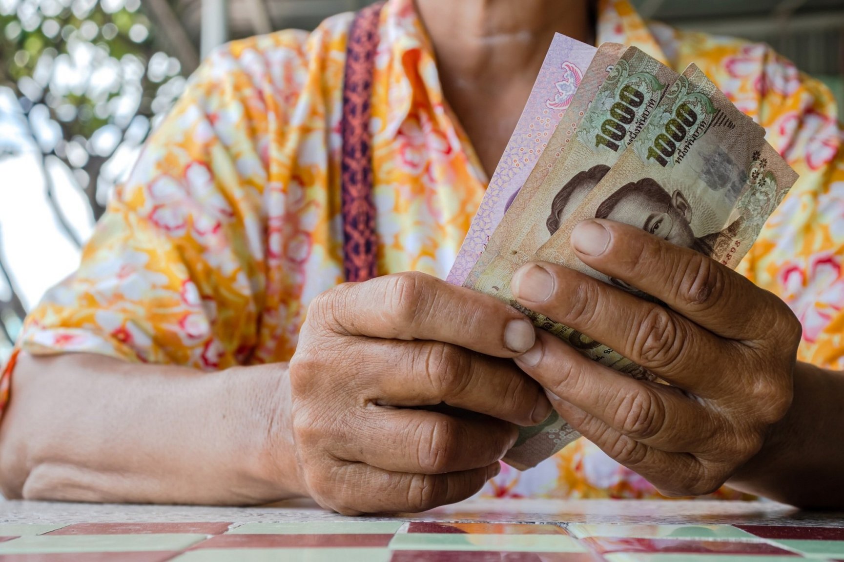 Woman-hold-thai-baht.jpg