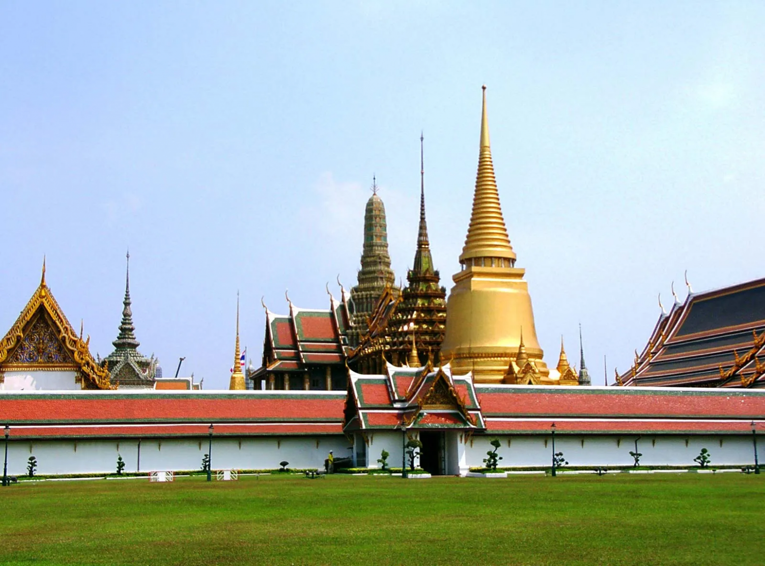 Walls-Temple-of-the-Emerald-Buddha-Bangkok.png