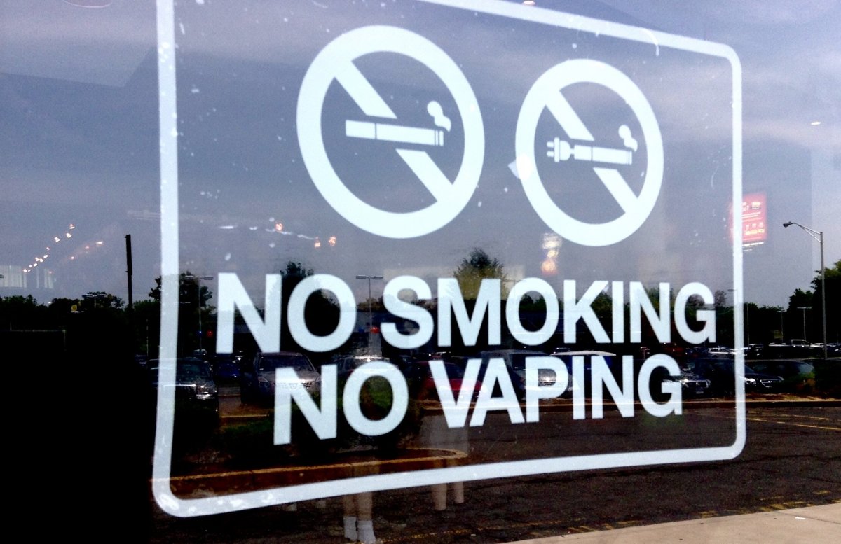 No_Vaping_Sign_(18562436519).jpg