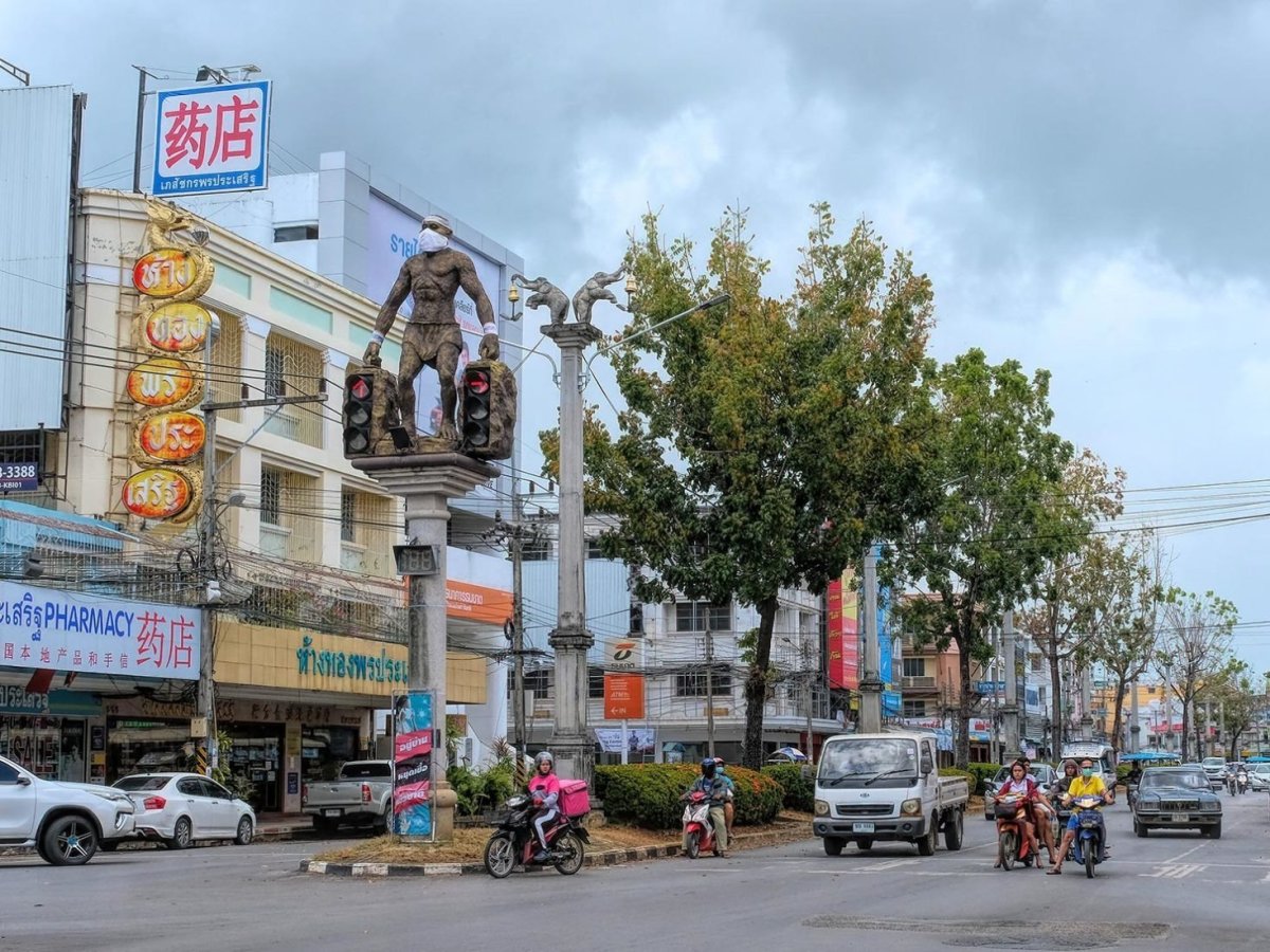 Thailand-Krabi-Town-Street-Lights-1467x1100.jpg