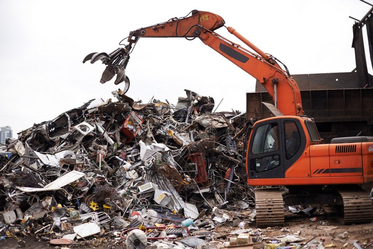 processing-industrial-trash-cropped-shot-of-a-cra-2023-11-27-05-21-42-utc-1.jpg
