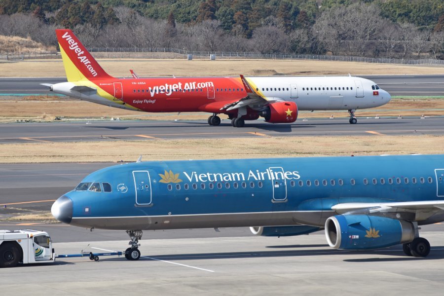 Vietnamese_A321_pair_at_Narita._17-3-2019.jpg