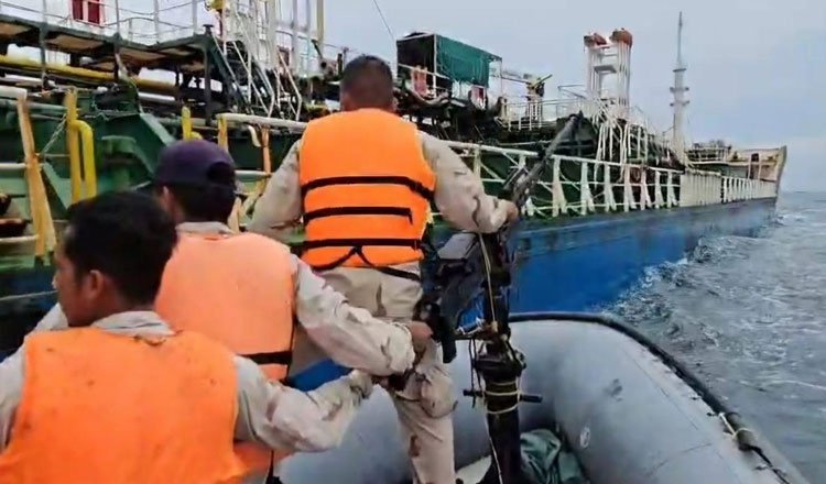 Cambodian-Navy-expels-Thai-oil-tanker-for-illegally-entering-Cambodian-national-waters.jpg.2fad6ed011c7457e0a634bd794e05731.jpg