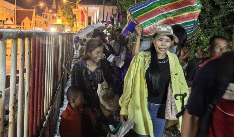 Over-100-stranded-Cambodians-finally-allowed-to-cross-border-back-to-Cambodia.jpg.a153774a470d0938edd3005588538b22.jpg