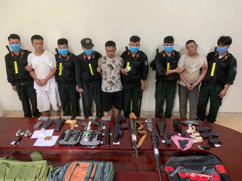 vna-potal-cao-bang-bat-giu-nhom-nguoi-nuoc-ngoai-van-chuyen-vu-khi-trai-phep-qua-bien-gioi-8082832.png