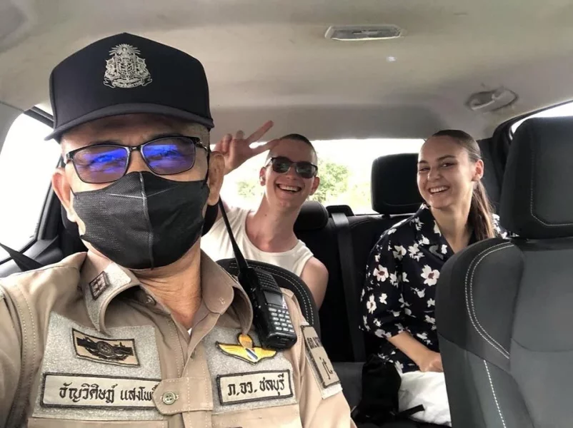 Pattaya-9-Pattaya-Police-go-the-extra-mile-to-help-stranded-Russian-riders-after-battery-runs-out-on-highway-1-copy_cleanup.webp