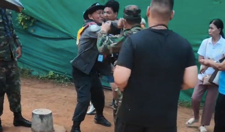 Thai-citizen-and-Thai-soldier-assault-Cambodian-soldier-in-unproved-attack-at-sacred-Ta-Mone-Thom-Temple.jpg.107b706dedec1d5b2cea9e0d4427019e.jpg