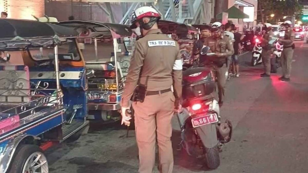 tuktuk-poli2_cleanup.jpg