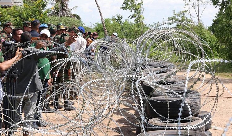 Barbed-Wire-1.jpg.d7591702d047a99d3f40fea5a8834a05.jpg