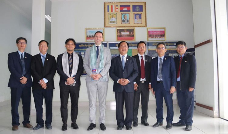 British-Ambassador.jpg.e4ecc71129bb2c69be54d72606048247.jpg