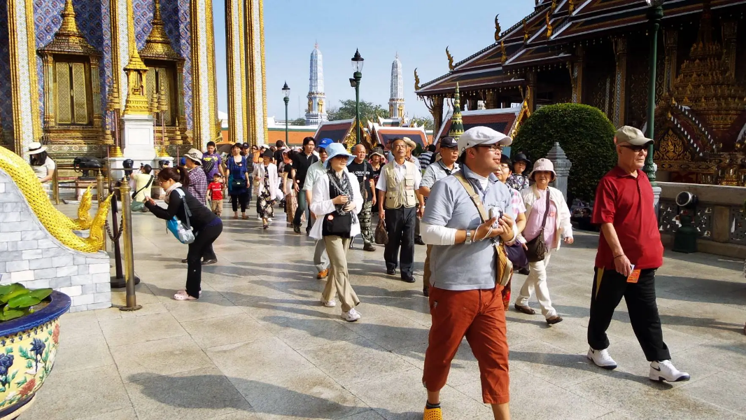 chinese-tourist-watphrakeow.png