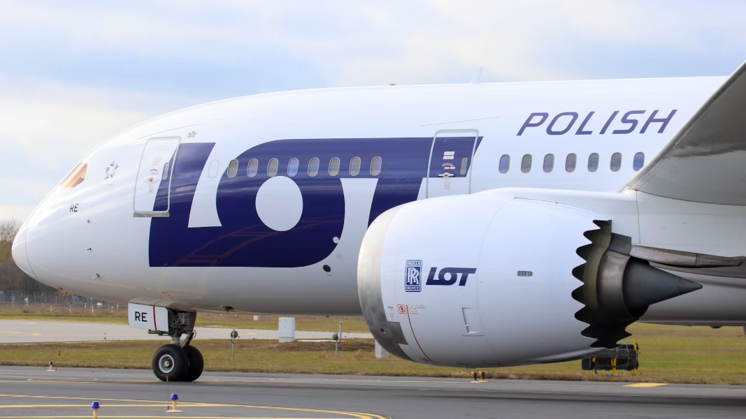 lot-polish-airlines-boeing-787-at-poznan-poland.png